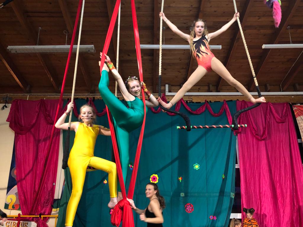 Katy Kartwheel aerial circus party, trapeze class, trapeze party, buckinghamshire, marlow, aerial silks, aerial party, gymnastics party