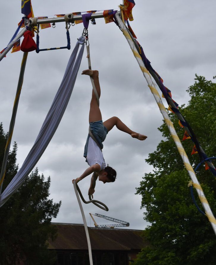 aerial rig hire, aerialist for events, circus performer for weddings, corporate function, school fete, town festival, bucks, berks